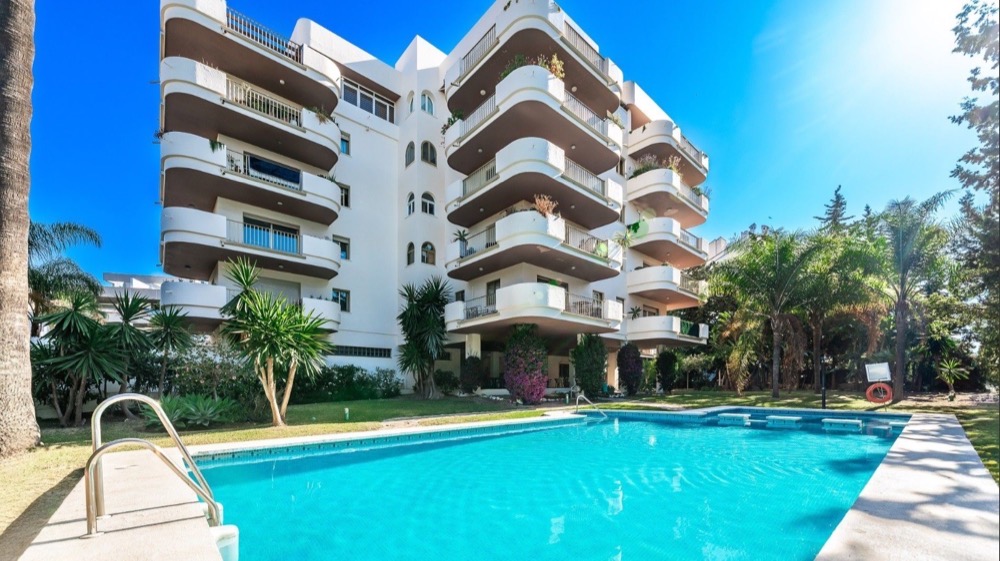 Woning met zwembad in Nueva Andalucía, Marbella